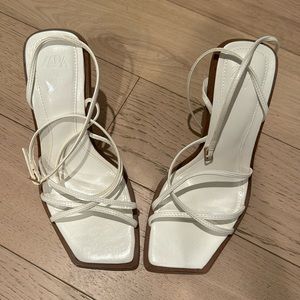 New Zara white heeled sandals with wrap around ankle closer. Size 39 / Zara US 8